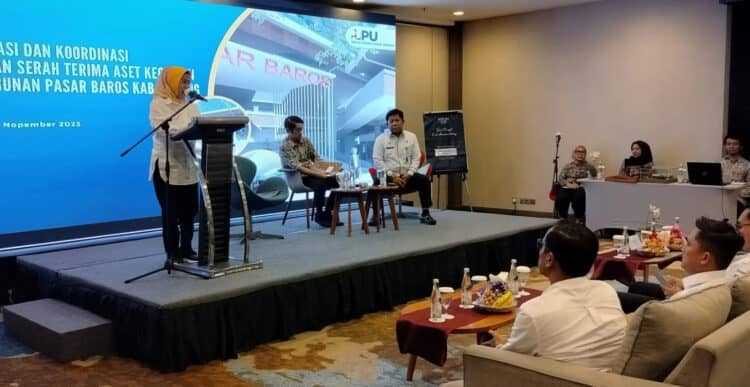 Bupati Serang Ratu Tatu Chasanah, saat menggelar sosialisasi terkait pembangunan Pasar Baros, Kamis (16/11/2023). (SIDIK/SATELITNEWS.COM)