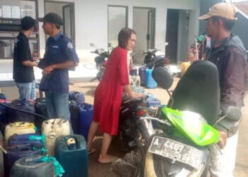 Sejumlah nelayan Labuan, antre di SPBN untuk mendapatkan BBM. (DOKUMEN/SATELITNEWS.COM)