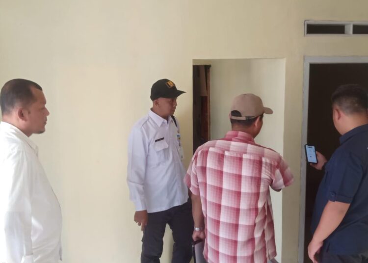 Kepala DPKPP Kabupaten Pandeglang, Roni, memeriksa bangunan rumah kumuh yang sudah selesai, beberapa waktu lalu. (ISTIMEWA)