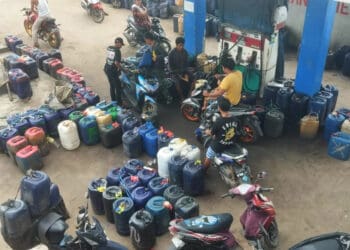 Sejumlah nelayan antre untuk mendapatkan BBM, di SPBN Labuan. (DOKUMEN/ SATELITNEWS.COM)