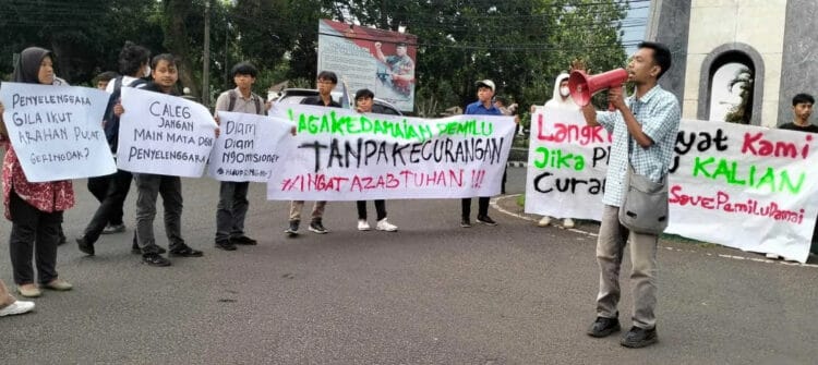 Puluhan aktivis GPP, berunjukrasa di Tugu Jam Pandeglang, Senin (20/11/2023). Mereka menyerukan netralitas ASN maupun Kades, diajang Pemilu 2024, (FAHRIE/SATELITNEWS.COM)