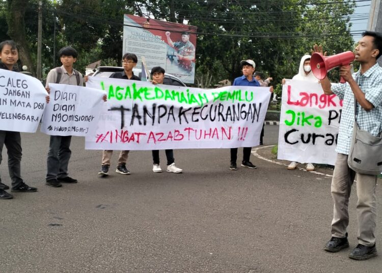 Puluhan aktivis GPP, berunjukrasa di Tugu Jam Pandeglang, Senin (20/11/2023). Mereka menyerukan netralitas ASN maupun Kades, diajang Pemilu 2024, (FAHRIE/SATELITNEWS.COM)