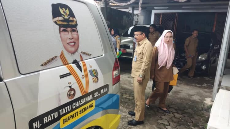 Pegawai DPMD Kabupaten Serang, melakukan pengecekan kelengkapan sampel ambulan desa. (ISTIMEWA)