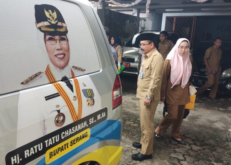 Pegawai DPMD Kabupaten Serang, melakukan pengecekan kelengkapan sampel ambulan desa. (ISTIMEWA)