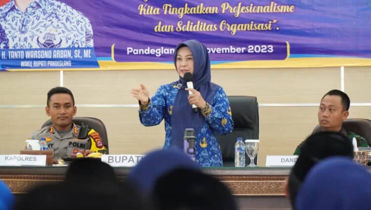 Bupati Pandeglang Irna Narulita, menyampaikan sambutan di acara Mukab Korpri, di Aula Pendopo Bupati setempat, Selasa (21/11/2023). (ISTIMEWA)