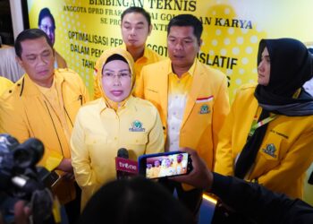Ketua DPD I Partai Golkar Provinsi Banten, Ratu Tatu Chasanah, menyampaikan keterangan pers. (ISTIMEWA)