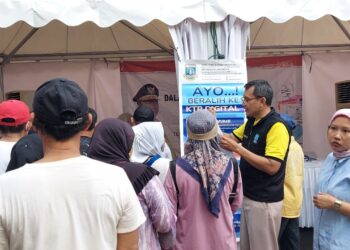 Sejumlah warga, mengantri pembuatan IKD yang dibuka oleh Disdukcapil Kabupaten Serang, belum lama ini. (ISTIMEWA)