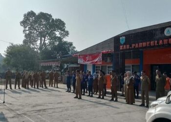 Jajaran pegawai BPBDPK Kabupaten Pandeglang, menggelar apel pagi, Senin (27/11/2023). (FAHRIE/SATELITNEWS.COM)