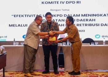 Pj Gubernur Banten Al Muktabar (kanan), terima penghargaan dari Komite IV DPD RI, saat berkunjung ke Pemprov Banten, Senin (27/11/2023). (LUTHFI/SATELITNEWS.COM)