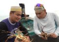Wakil Komandan (Wadan) Kodiklatad, Meyjen TNI Kunto Arief Wibowo (kanan) bersama nelayan di Pandeglang memegang lobster. (ISTIMEWA)