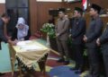 Bupati Pandeglang Irna Narulita, menandatangani Berita Acara Pengesahan (BAP) APBD TA 2024, Kamis (30/11/2023). (FAHRIE/SATELITNEWS.COM)
