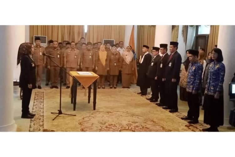 Bupati Serang Ratu Tatu Chasanah, melantik pejabat eselon II di lingkungan Pemkab setempat, Senin (6/11/2023). (SIDIK/SATELITNEWS.COM)