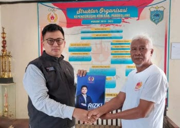 Perwakilan tim sukses Rizki Aulia Natakusumah, Dede Azis Hidayat (kiri), menyerahkan berkas pendaftaran calon Ketua Umum KONI Pandeglang, diterima oleh Ketua tim penjaringan, Mustandri (kanan), Senin (20/11/2023). (ISTIMEWA)