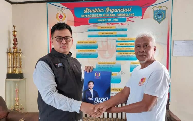 Perwakilan tim sukses Rizki Aulia Natakusumah, Dede Azis Hidayat (kiri), menyerahkan berkas pendaftaran calon Ketua Umum KONI Pandeglang, diterima oleh Ketua tim penjaringan, Mustandri (kanan), Senin (20/11/2023). (ISTIMEWA)