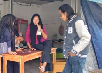 Dua gadis pegawai Mie Ayam Ujung Kulon, sedang berbincang dengan seorang wartawan, Selasa (22/11/2023). (FAHRIE/ SATELITNEWS.COM)