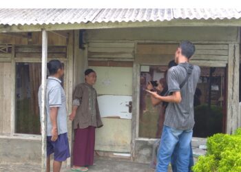 Hasanudin, seorang warga Kelurahan Kadumerak, Kecamatan Karang Tanjung, Kabupaten Pandeglang, hidup sebatang kara di rumah yang tak layak huni, Jumat (24/11/2023). (MARDIANA/SATELITNEWS.COM)