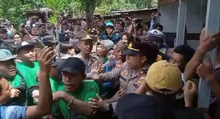 Eksekusi Pengosongan Lahan Di Kampung Gunung, Ciputat Berlangsung Ricuh