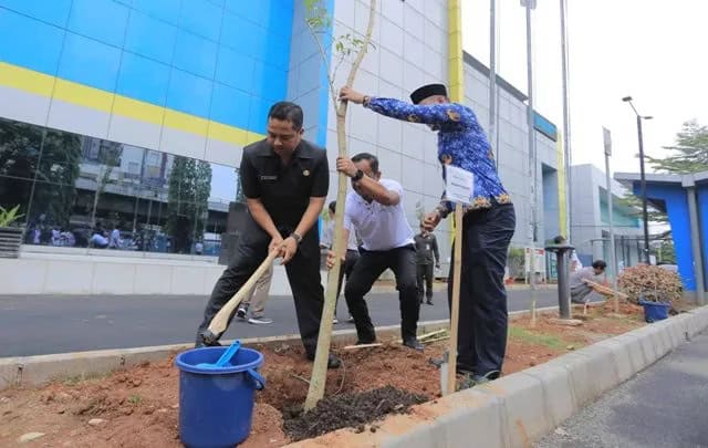 Aksi Tanam Pohon Bersama PLN, Wali kota Arief : Jaga Selalu Lingkungan dan Hemat Listrik