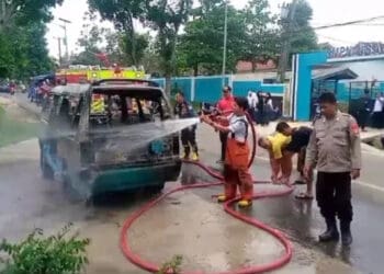 Sedang Tunggu Penumpang, Angkot di Lebak Terbakar, Penumpang Berhamburan
