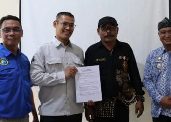Pegawai TNUK dan stakeholder terkait, menunjukkan Berita Acara Desa Penyangga. (ISTIMEWA)