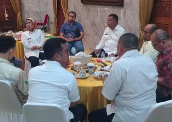 Bupati Serang Ratu Tatu Chasanah, berbincang dengan stakeholder, Rabu (6/12/2023). (SIDIK/SATELITNEWS.COM)