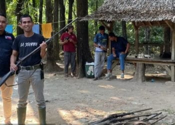 Pemburu yang menggunakan senjata rakitan, tak diperbolehkan masuk ke kawasan TNUK untuk melakukan aktivitas perburuan. Akan ditindak tegas oleh aparat terkait. (ISTIMEWA)