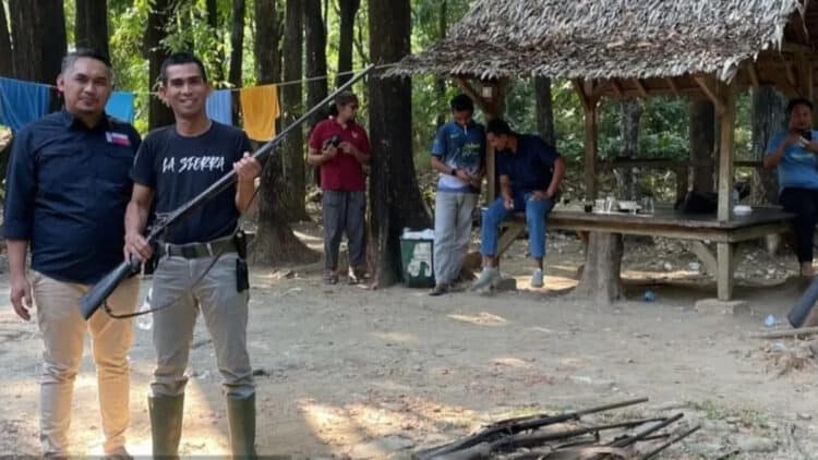Pemburu yang menggunakan senjata rakitan, tak diperbolehkan masuk ke kawasan TNUK untuk melakukan aktivitas perburuan. Akan ditindak tegas oleh aparat terkait. (ISTIMEWA)