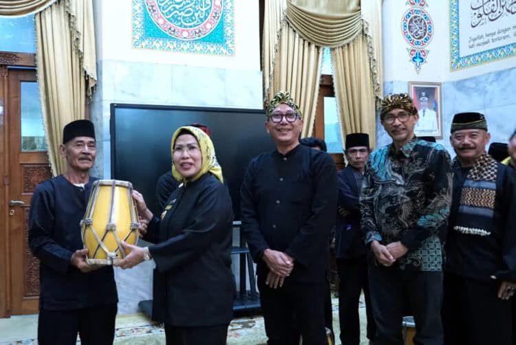 Bupati Serang Ratu Tatu Chasanah, menyerahkan bantuan alat musik secara simbolis, kepada seorang perwakilan Perguruan Silat. (SIDIK/SATELITNEWS.COM)