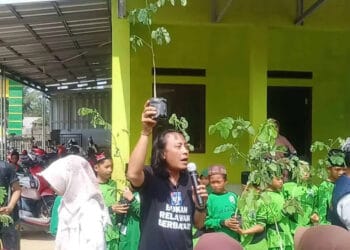 Relawan se-Banten tanam pohon dengan anak yatim, sekaligus menggelar kegiatan Baksos, di Kecamatan Cibaliung, Kabupaten Pandeglang. (ISTIMEWA)