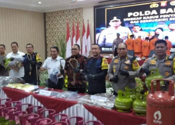Tersangka pengoplos gas LPG subsidi, diringkus jajaran Personel Polda Banten. (LUTHFI/SATELITNEWS.COM)