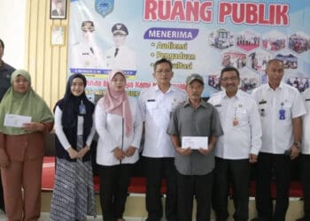 Korban musibah angin kencang/putting beliung di Pandeglang, secara simbolis menerima bantuan dari Kemensos, Kamis (14/12/2023). (FAHRIE/SATELITNEWS.COM)