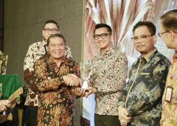 Wabup Pandeglang Tanto Warsono Arban, menerima penghargaan atas Pengelolaan Keuangan Tahun 2023, diberikan oleh Pj Gubernur Banten Al Muktabar. (ISTIMEWA)