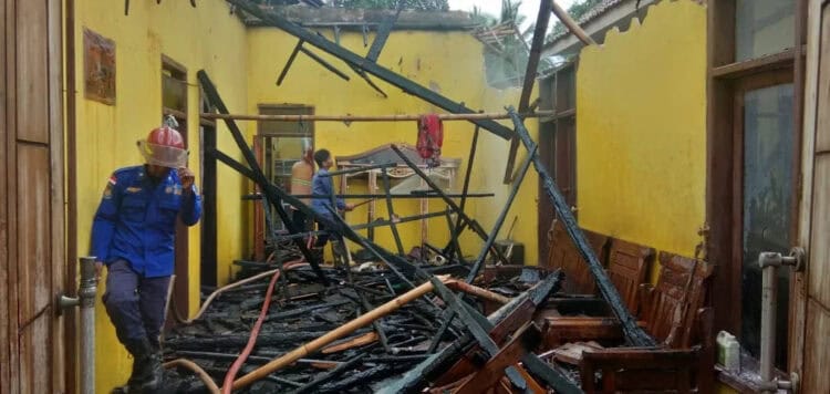 Rumah seorang buruh di Kabupaten Serang, hangus terbakar. (ISTIMEWA)