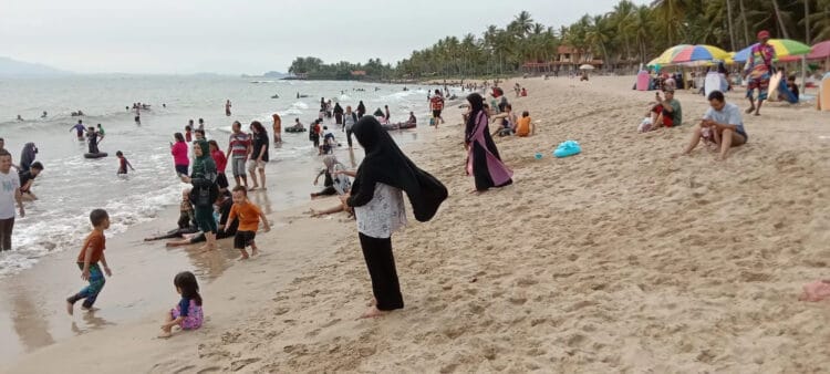 Lokasi wisata Pantai Anyer, dipenuhi pengunjung selama libur Natal 2023. (ISTIMEWA)