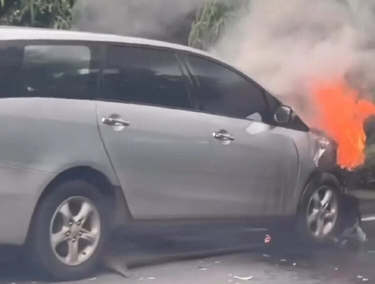 Mobil Terbakar Setelah Tabrak Dua Pemotor di Rawa Buntu