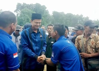 Iing Andri Supriadi (berpeci hitam), usai melaksanakan kegiatan partainya, beberapa waktu lalu. (ISTIMEWA)