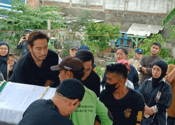Antarkan Jenazah Ibunda ke Liang Lahat, Jeje Tak Kuasa Tahan Sedih