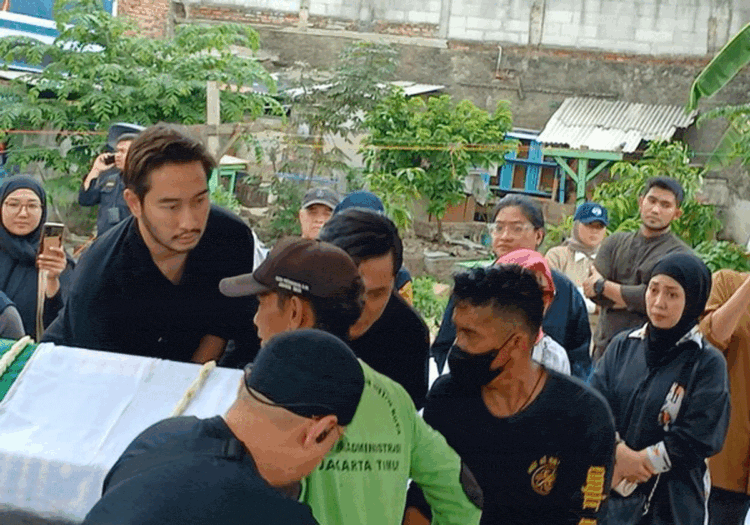 Antarkan Jenazah Ibunda ke Liang Lahat, Jeje Tak Kuasa Tahan Sedih
