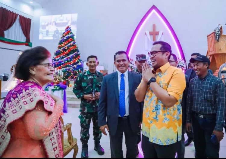 Wakil Wali Kota Tangsel Pilar saat meninjau perayaan Natal di HKBP Ciputat, pada Minggu (24/12). (ISTIMEWA)