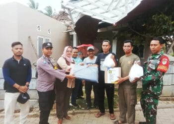 Korban terdamak musibah putting beliung di Pandeglang, secara simbolis menerima bantuan dari Pemerintah Daerah. (ISTIMEWA)