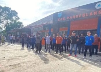 Personel BPBDPK Kabupaten Pandeglang, mengikuti apel pagi, Selasa (2/1/2024). (ADIB FAHRIE/SATELITNEWS.COM)