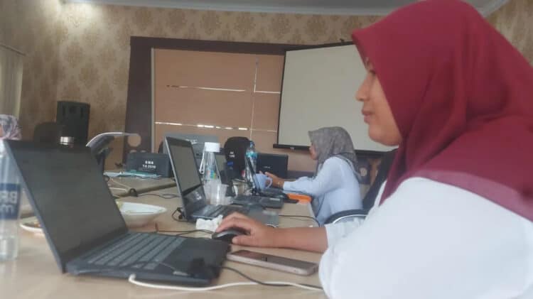 Pegawai BKPSDM Kabupaten Pandeglang, memeriksa data pegawai di lingkungan Pemkab setempat. (ISTIMEWA)