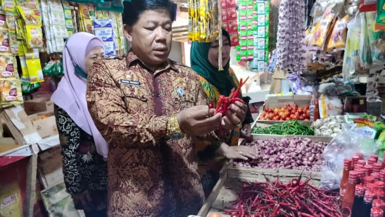 Kepala Diskoumperindag Kabupaten Serang, Adang Rahmat, tengah melakukan sidak kebutuhan pokok di pasar. (ISTIMEWA)
