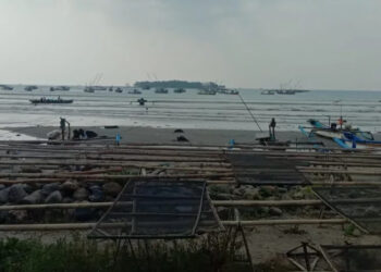 Sejumlah nelayan Teluk, Kecamatan Labuan, Kabupaten Pandeglang, enggan melaut. (ISTIMEWA)