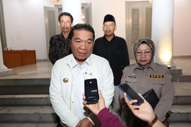 Pj Gubernur Banten Al Muktabar, beri keterangan. (ISTIMEWA)