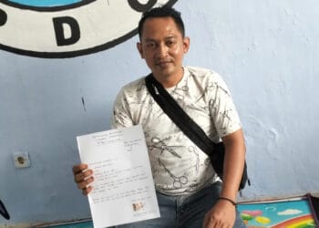 Manajer TPI Labuan, Tb. Eman Saepul Rohman menunjukkan surat pencabutan laporannya, Senin (8/1/2024).(ADIB FAHRIE/SATELITNEWS.COM)