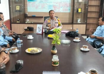 Kapolres Pandeglang AKBP Oki Bagus Setiaji, berdialog dengan jajaran pengurus dan anggota Porwan Pandeglang, di ruang Kapolres, Selasa (9/1/2024). (ADIB FAHRIE/SATELITNEWS.COM)