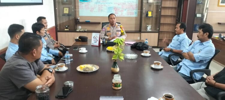 Kapolres Pandeglang AKBP Oki Bagus Setiaji, berdialog dengan jajaran pengurus dan anggota Porwan Pandeglang, di ruang Kapolres, Selasa (9/1/2024). (ADIB FAHRIE/SATELITNEWS.COM)