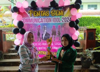 Mahasiswa FHS UNMA Banten, menerima piala pentas seni.(ISTIMEWA)