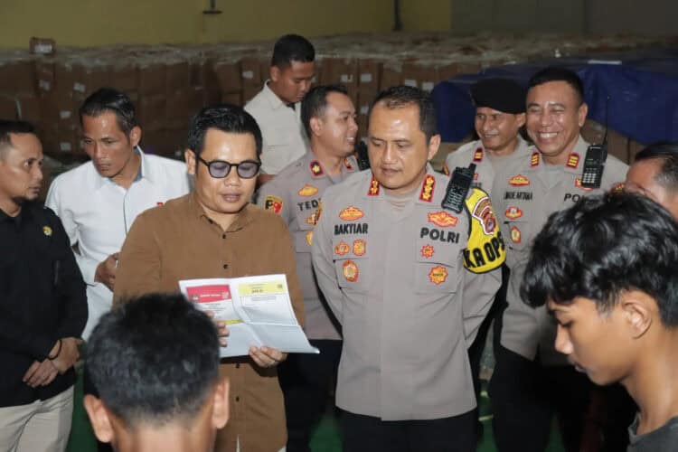 MENINJAU: Kapolresta Tangerang Kombes Pol Baktiar Joko Mujiono saat meninjau Gudang Logistik KPU Kabupaten Tangerang di Kecamatan Tigaraksa, Rabu (17/1). (ISTIMEWA)